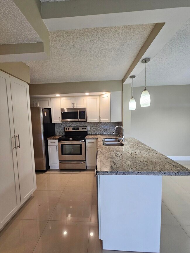 Foto del edificio - 728 Sunny Pine Way