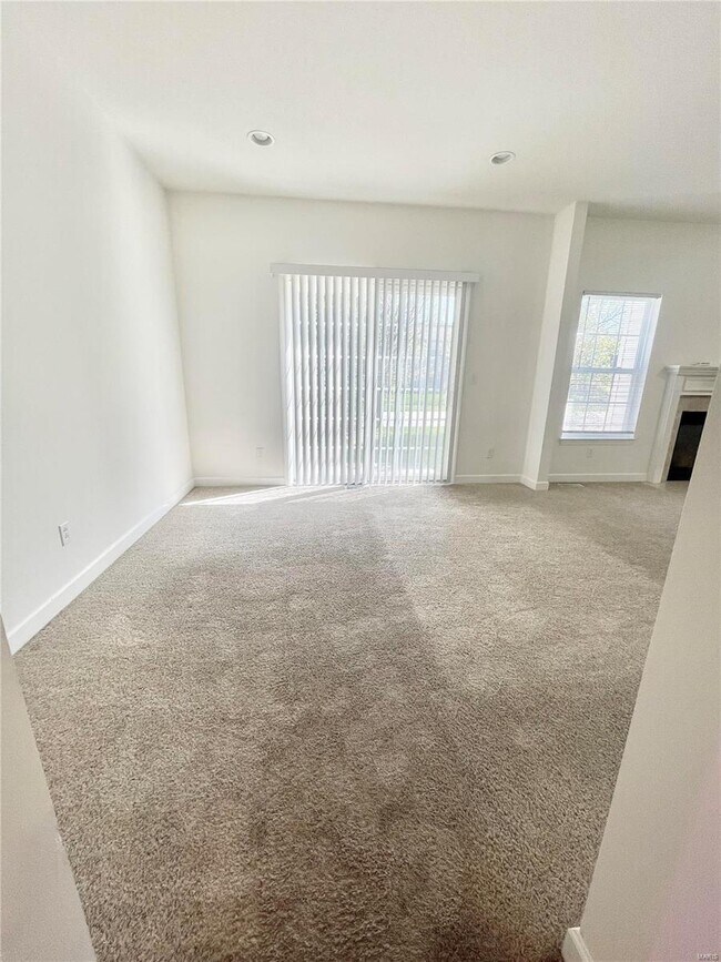 Building Photo - 726 Titan Dr