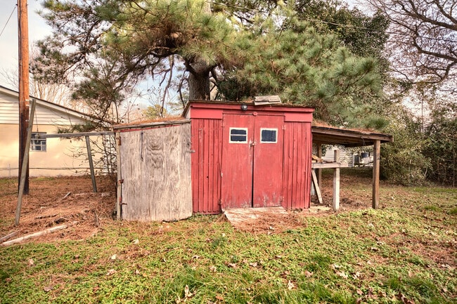 Building Photo - 40 Lilac Ln