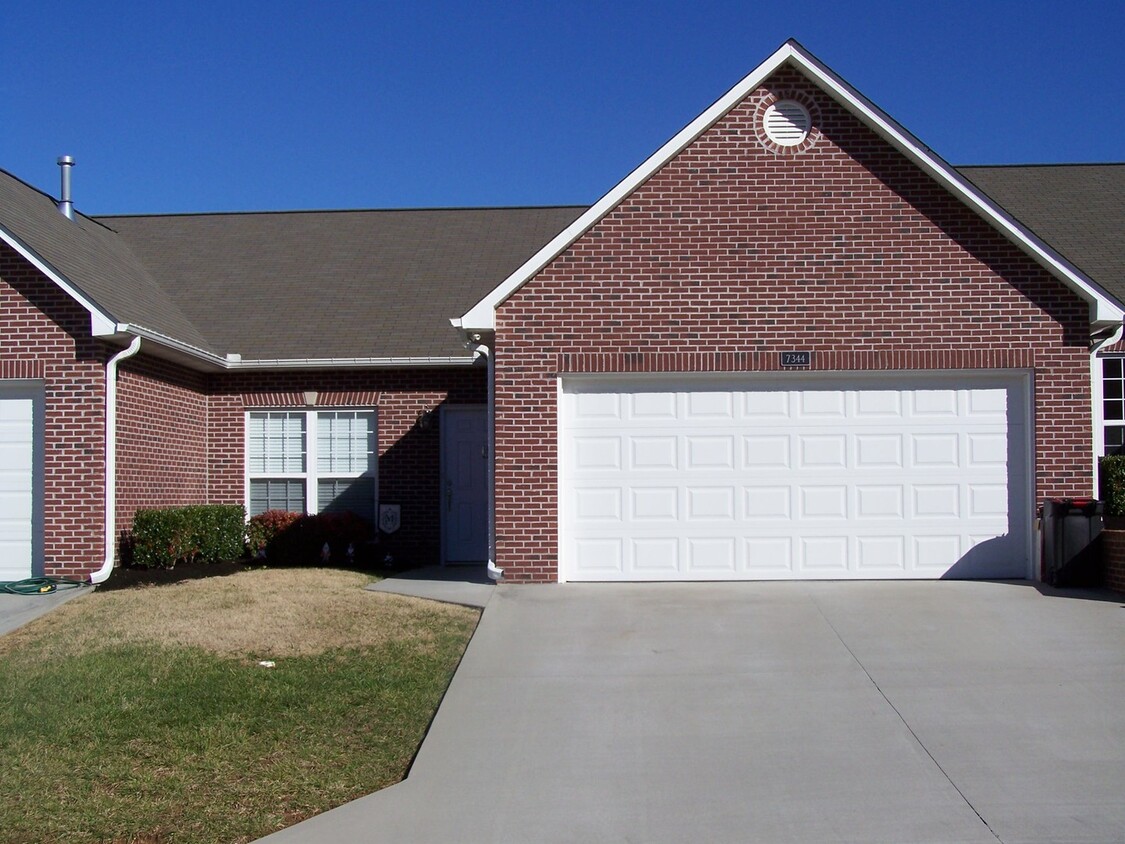 Primary Photo - 2 bed, 2 bath, 2 car garage ranch style to...
