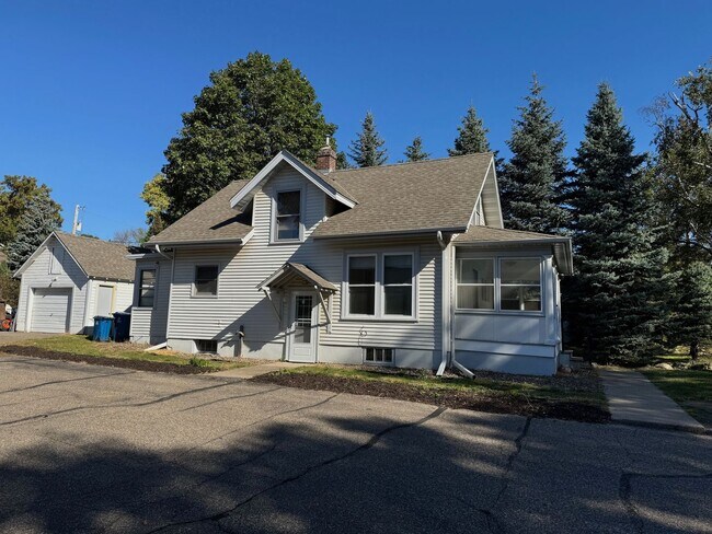 Foto del edificio - Wayzata Home walking distance to Lake.