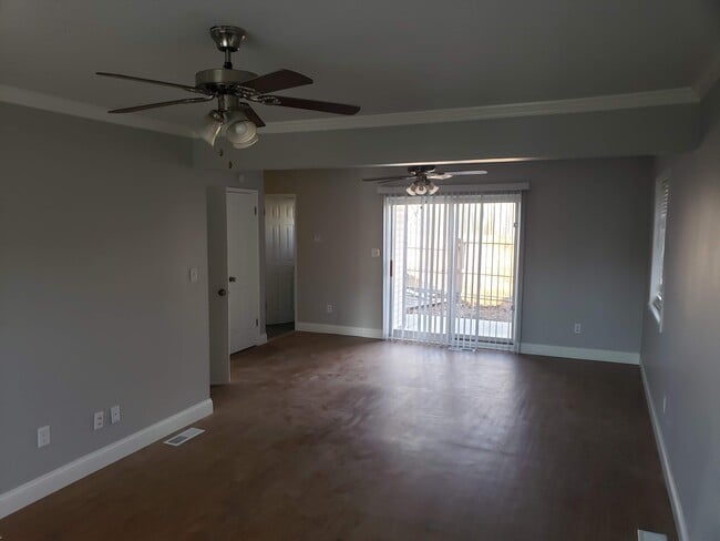 Building Photo - 7100 NW Country Club Ln