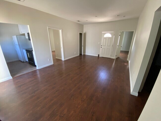 Foto del edificio - 8754 Darby Ave
