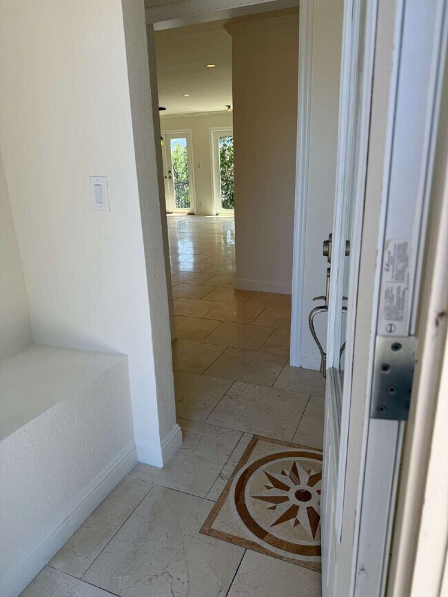 Foto del edificio - "Charming 2-Bedroom Retreat with Granite Accents & Gleaming Hardwood Floors in Lafayette!"