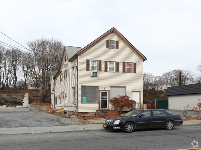 Building Photo - 823 Main St