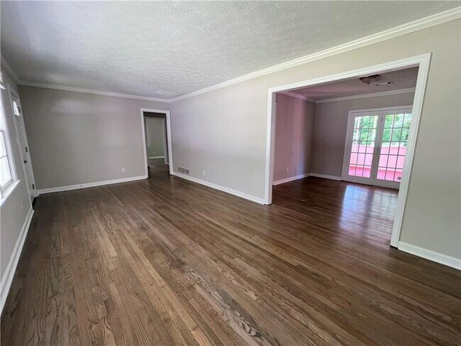 Building Photo - 2216 Holly Hill Dr