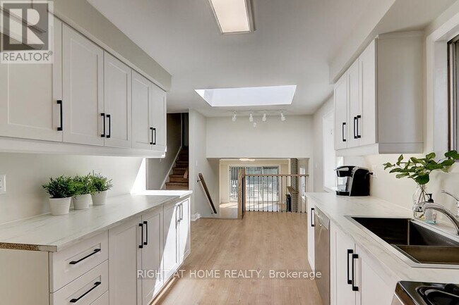 Photo du bâtiment - 2126 Varency Dr