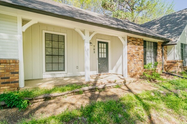 Building Photo - 703 Parker Dr
