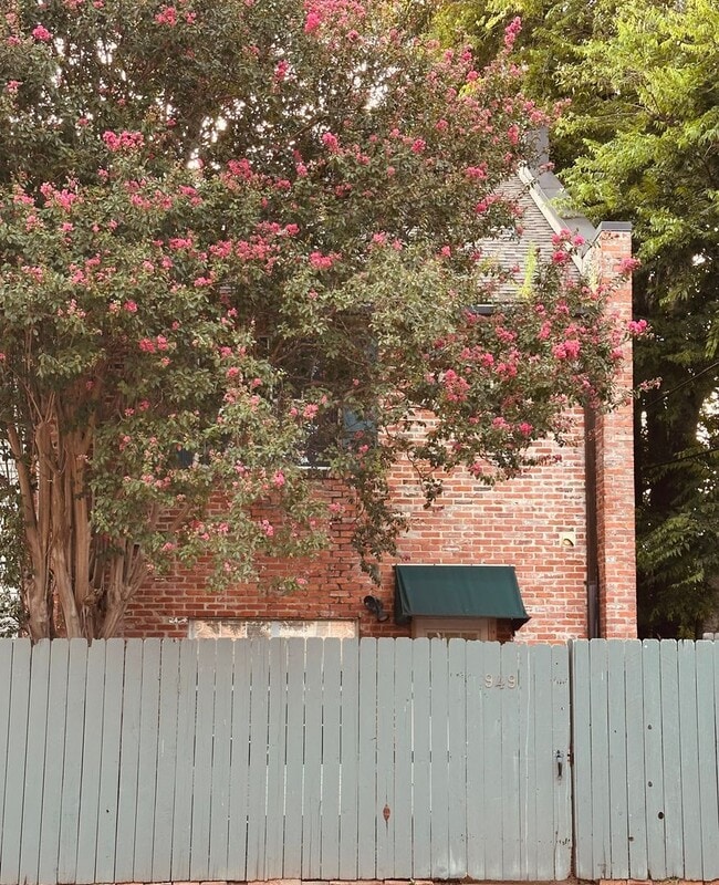 Building Photo - Conveniently Located