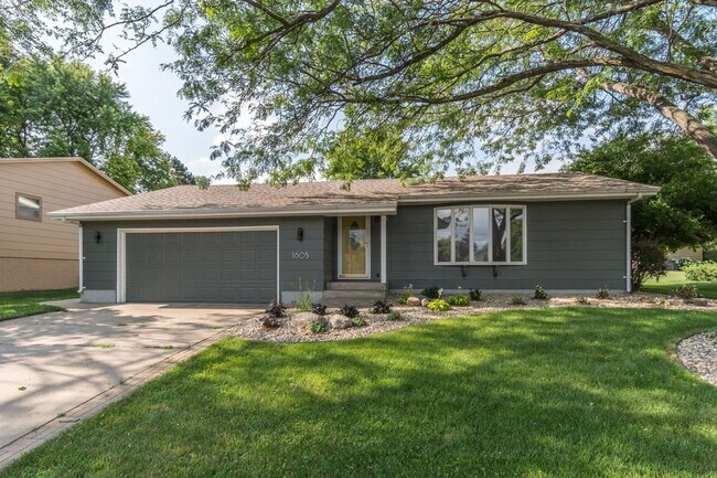 Foto del edificio - LARGE AND SPACIOUS, YET COZY AND QUAINT RANCH STYLE 4 BD, 3 BA HOUSE WITH DOUBLE ATTACHED GARAGE,...