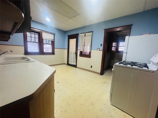 Building Photo - 20 Elm St