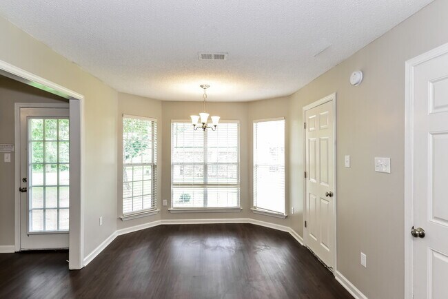 Foto del edificio - 7576 Delta Lakes Blvd