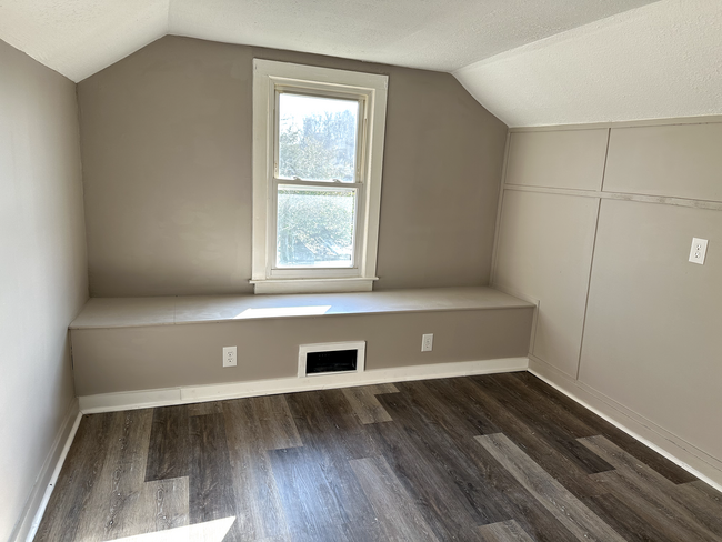 upstairs bedroom - 543 Briar Patch Ln