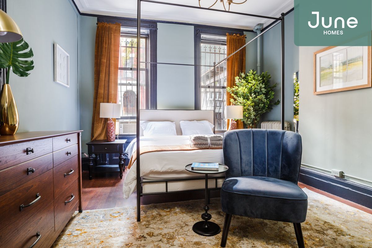Foto principal - Full room in 4-bed/1.0-bath Home