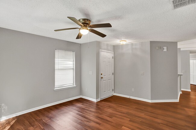 Building Photo - 3 bedroom/ 2 bathroom condo in gated Southern Bridge in ST Johns!