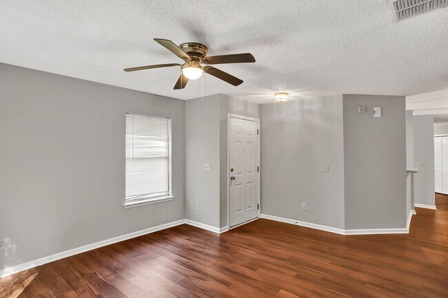 Foto del edificio - 3 bedroom/ 2 bathroom condo in gated Southern Bridge in ST Johns!