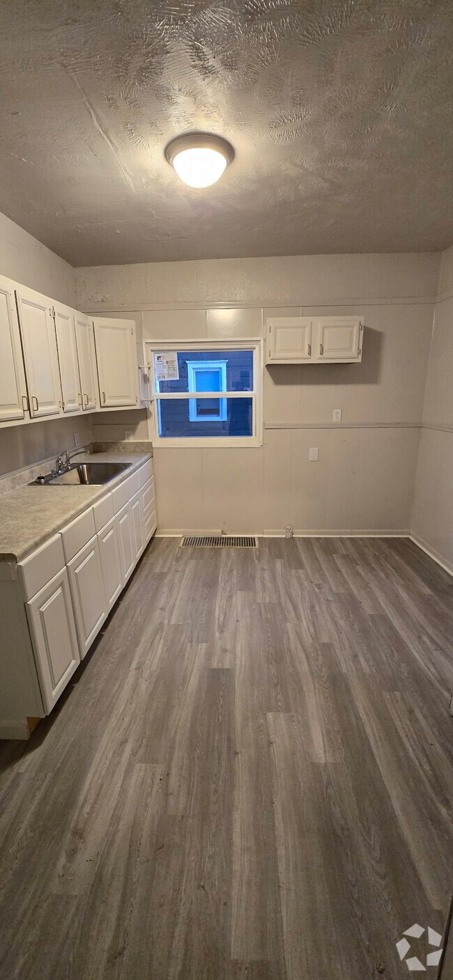 Building Photo - 1437 S Linden Ave