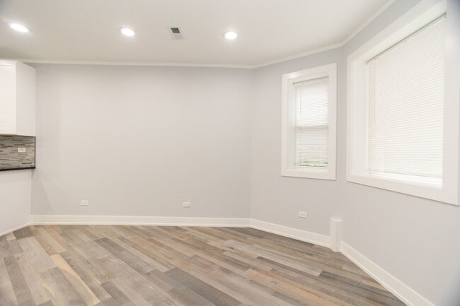 Building Photo - 2847 N Ridgeway Ave