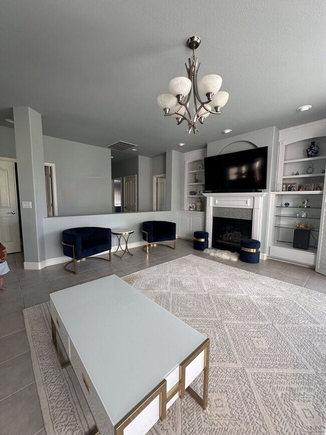 Building Photo - Beautiful Golf Course Home Located on a Cu...