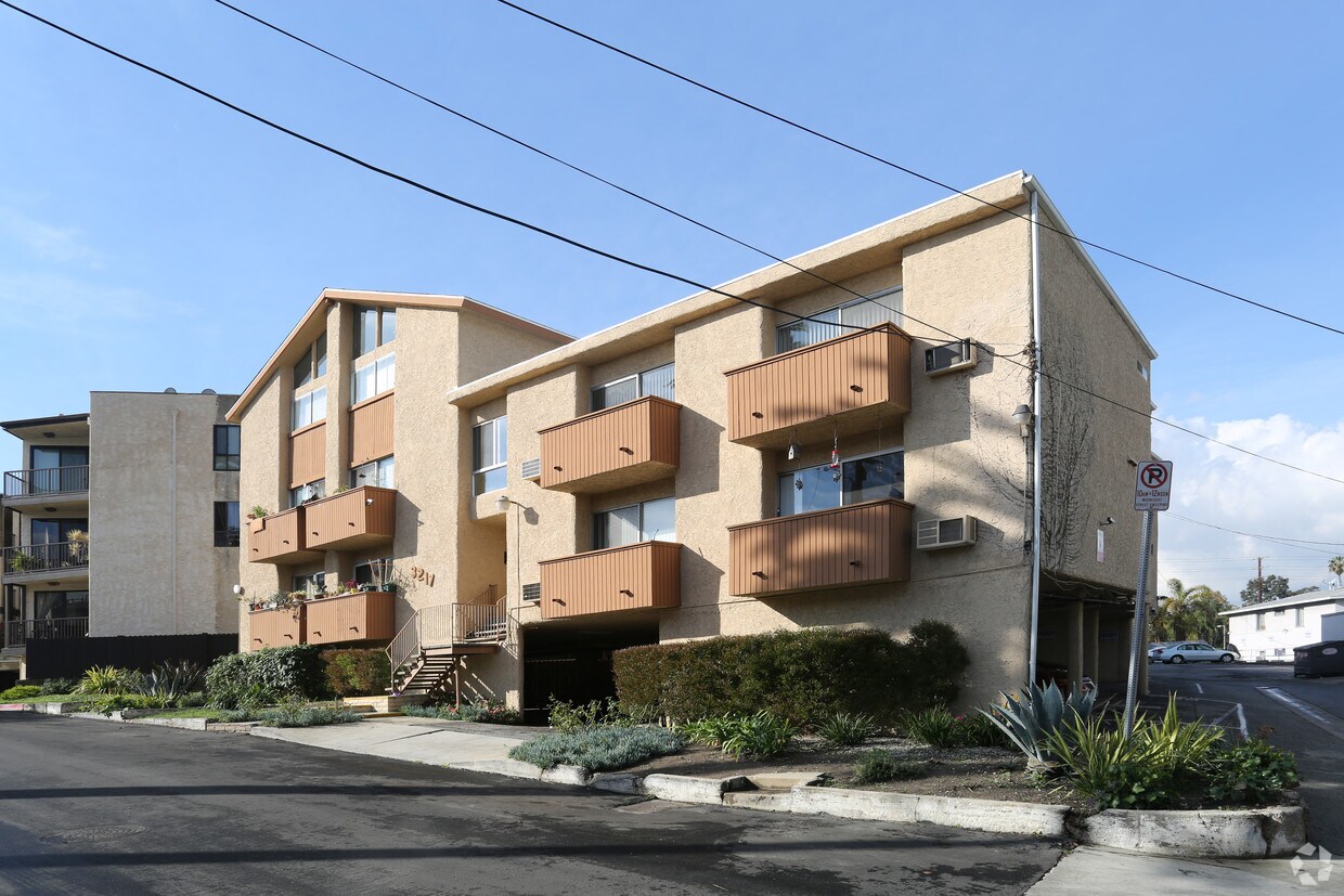 Foto del edificio - 3217 Cheviot Vista Pl