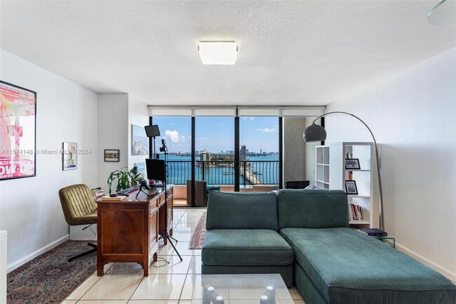 Foto del edificio - 555 NE 15th St