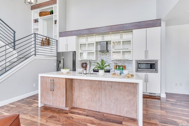 Building Photo - Spectacular 5 Bed 3.5 Bath Townhome in Day...