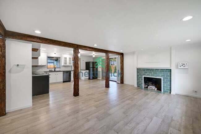 Foto del edificio - Charming 3-Bed, 2-Bath Remodeled Home in Prime Edmonds Location!