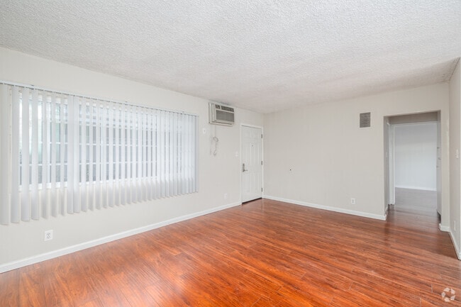 1BR, 1BA - 730SF - Living Room - 19248 Bryant St