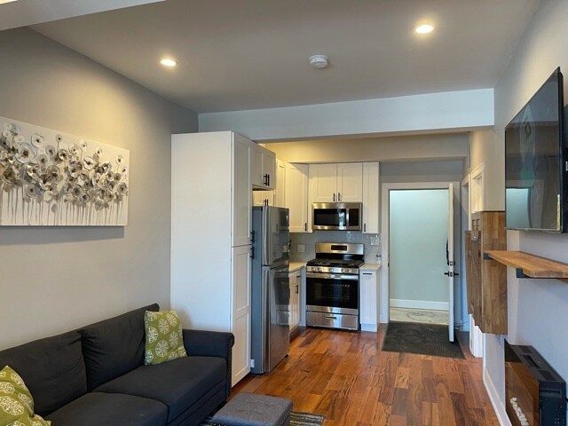 Foto principal - 5252 N Western Ave