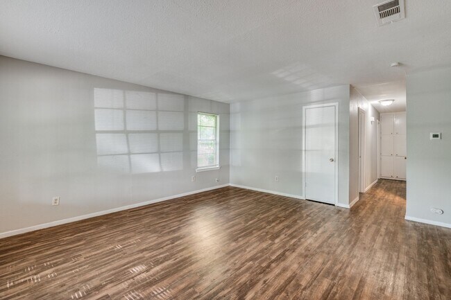 Building Photo - Classic 3 Bedroom Single-Story in Ft. Worth