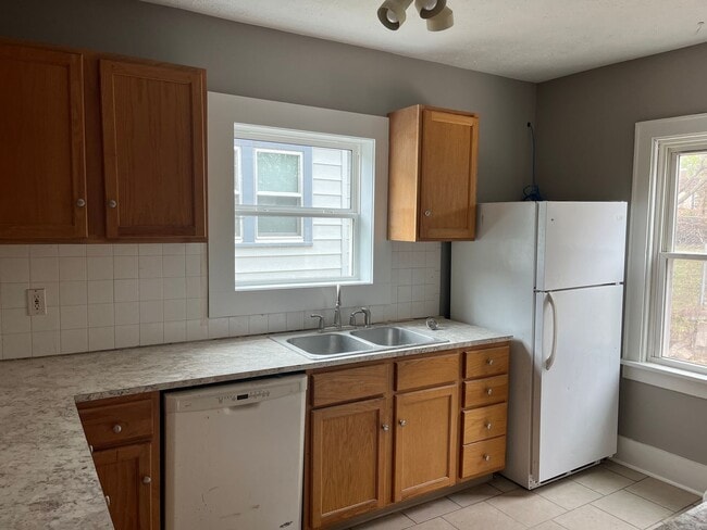 Building Photo - 3 Bedroom House Available Now!!