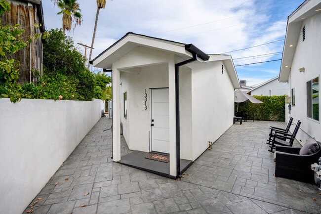 Building Photo - 13313 Wixom St