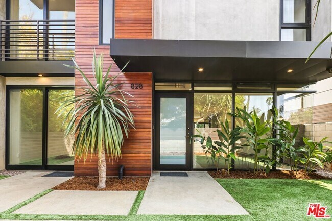 Building Photo - 828 Venezia Ave