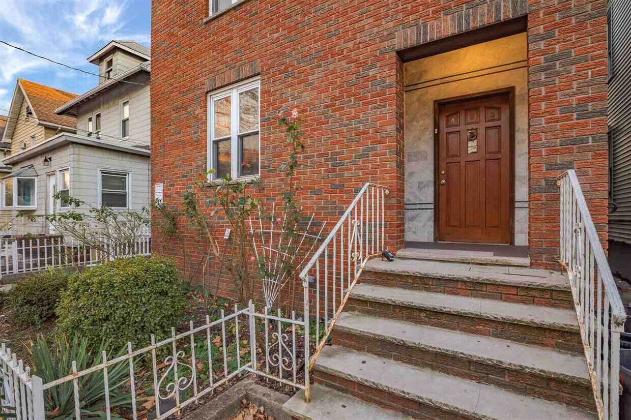 Primary Photo - 433 74TH St