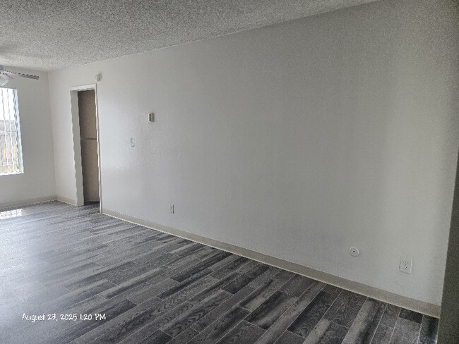 Building Photo - 991 N Mollison Ave