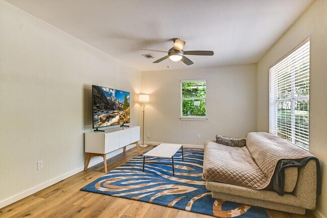 Foto del edificio - 2408 E 9th St