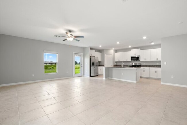 Foto del edificio - Come Rent this LIKE NEW Home in Lakeside w...