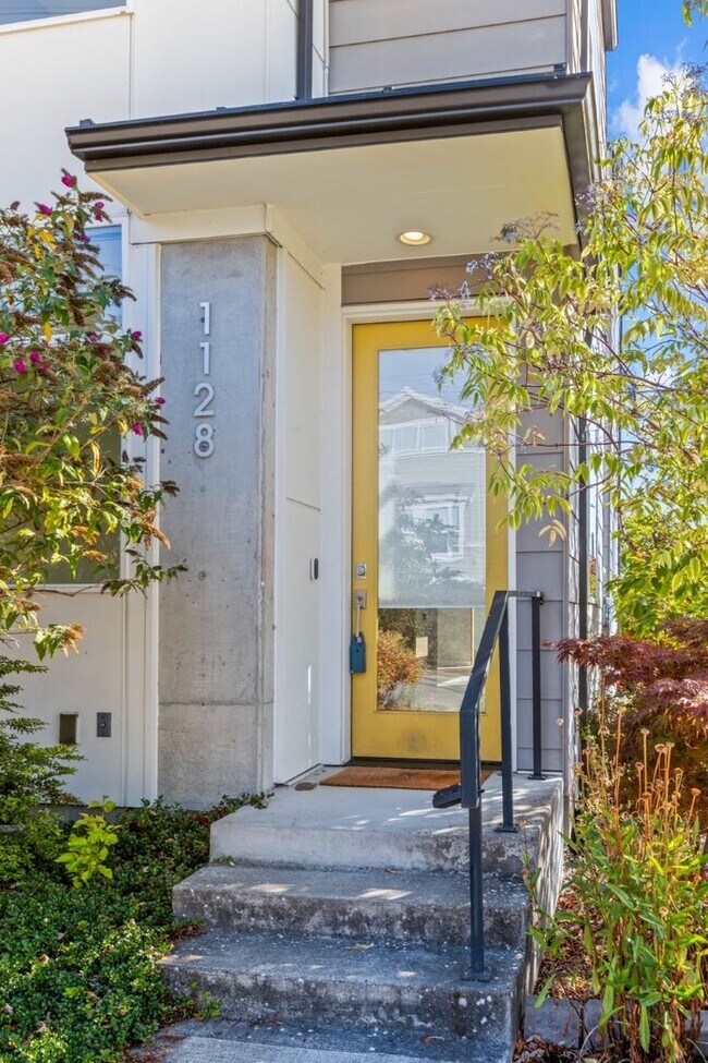 Building Photo - 2Bd/1.75Ba Seattle Townhouse