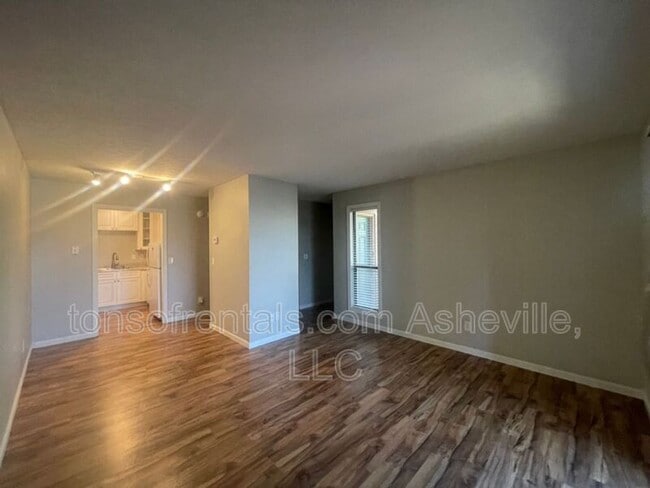 Building Photo - 521 Courtwood Ln