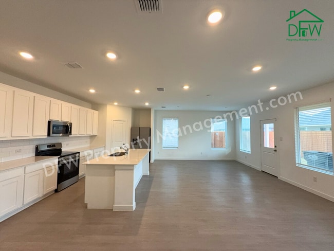 Foto del edificio - Spacious 4-Bedroom Home with Study & Large Backyard in Princeton, TX!