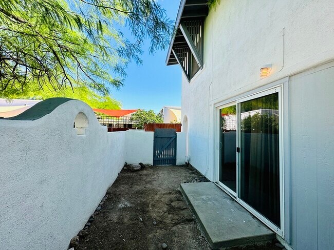 Foto del edificio - 2 Bedroom 1.5 Bath with Yard in Desired Ar...