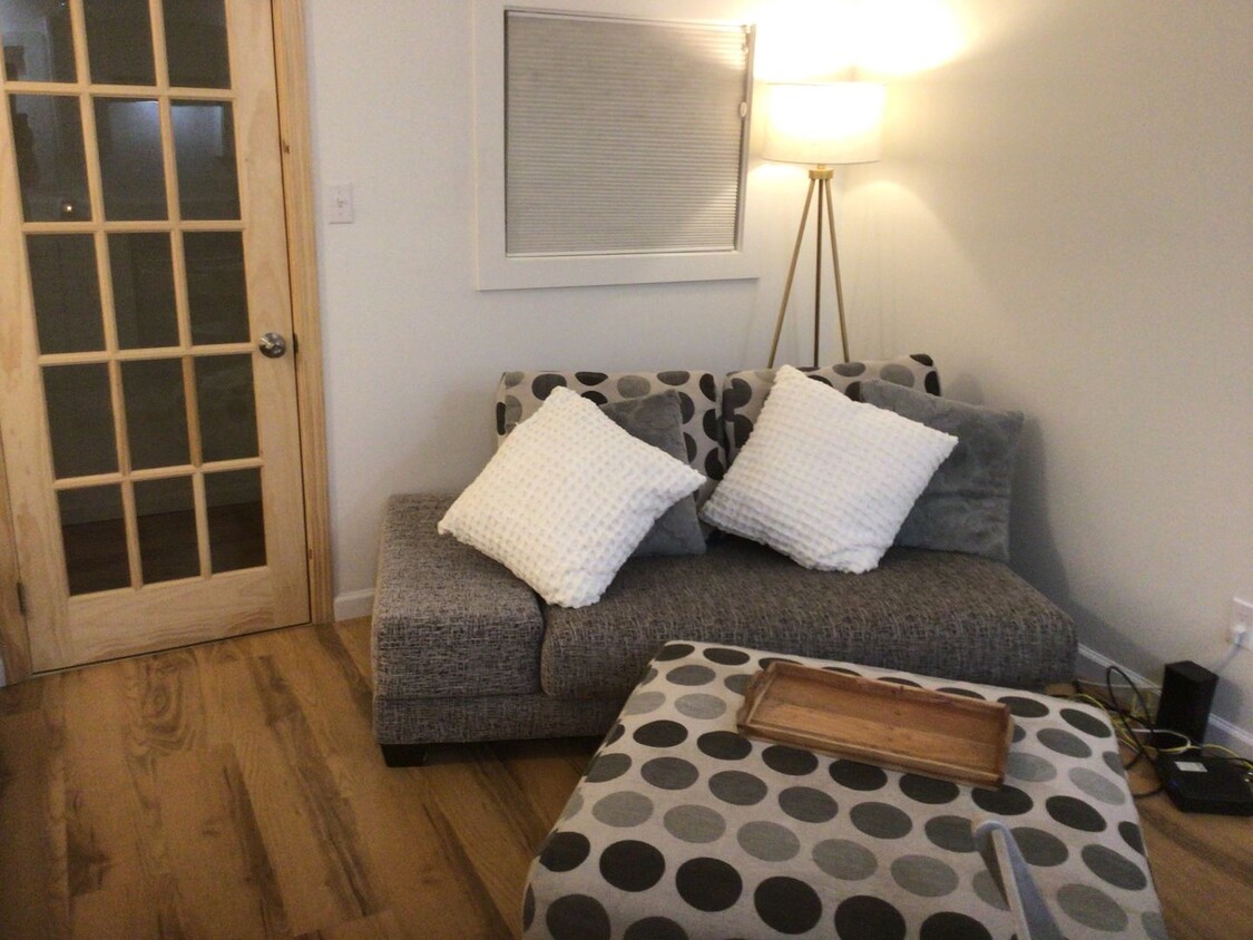 Primary Photo - Cozy studio cottage avail. now! All utilit...