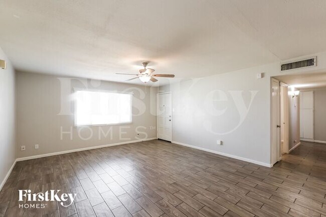 Foto del edificio - 3435 W Country Gables Dr