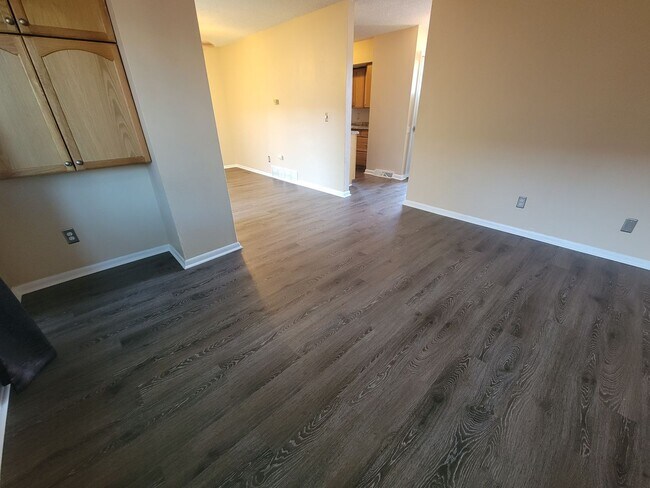 Building Photo - Remodeled Townhome with 2 bedrooms plus, 2...