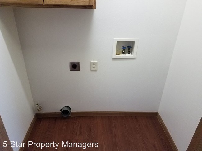 Building Photo - 219 Tanglewood Dr