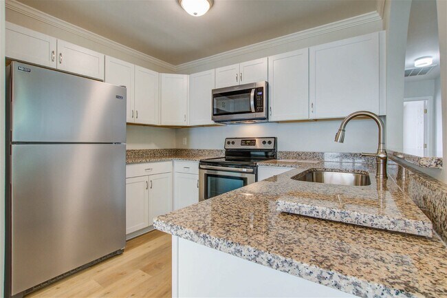 Foto del edificio - 6211 Rolling Fork Road Apt #E, North Charl...