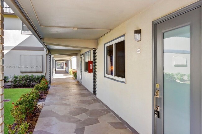 Building Photo - 694 Brittany Park