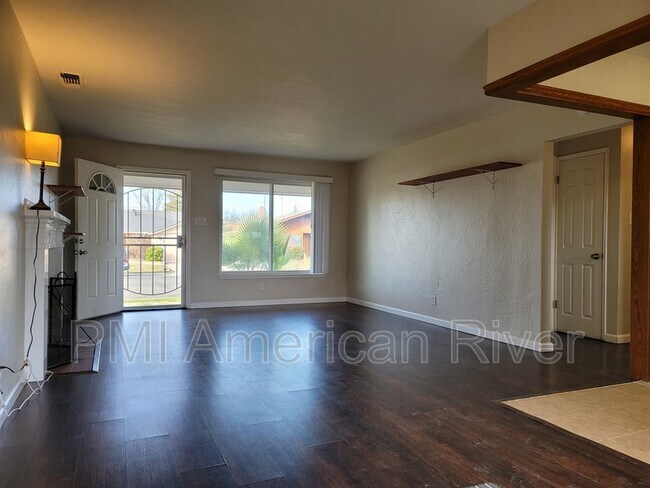 Building Photo - 2700 Northview Dr