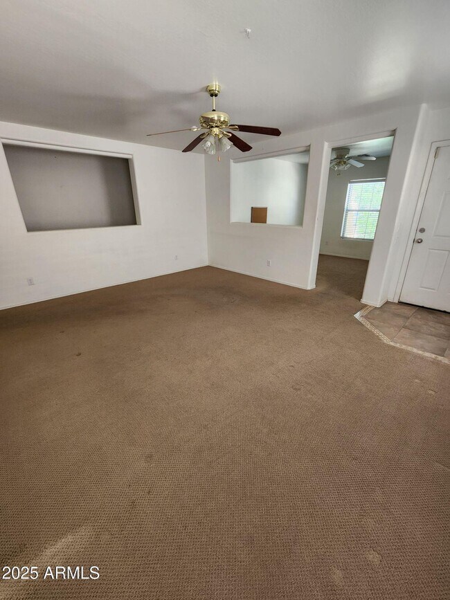 Foto del edificio - 43401 W Elizabeth Ave