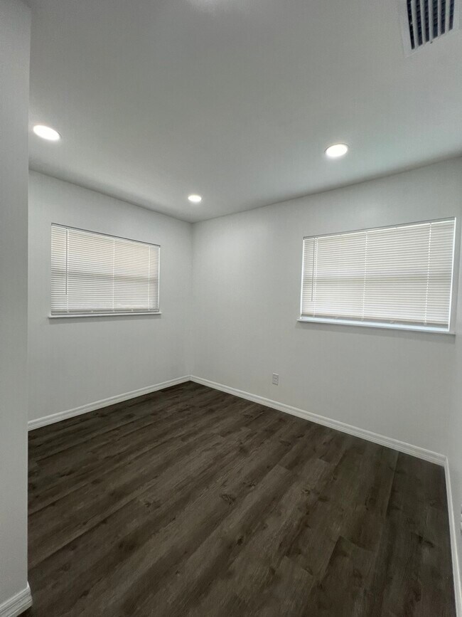 Foto del edificio - 1497 W 13th St